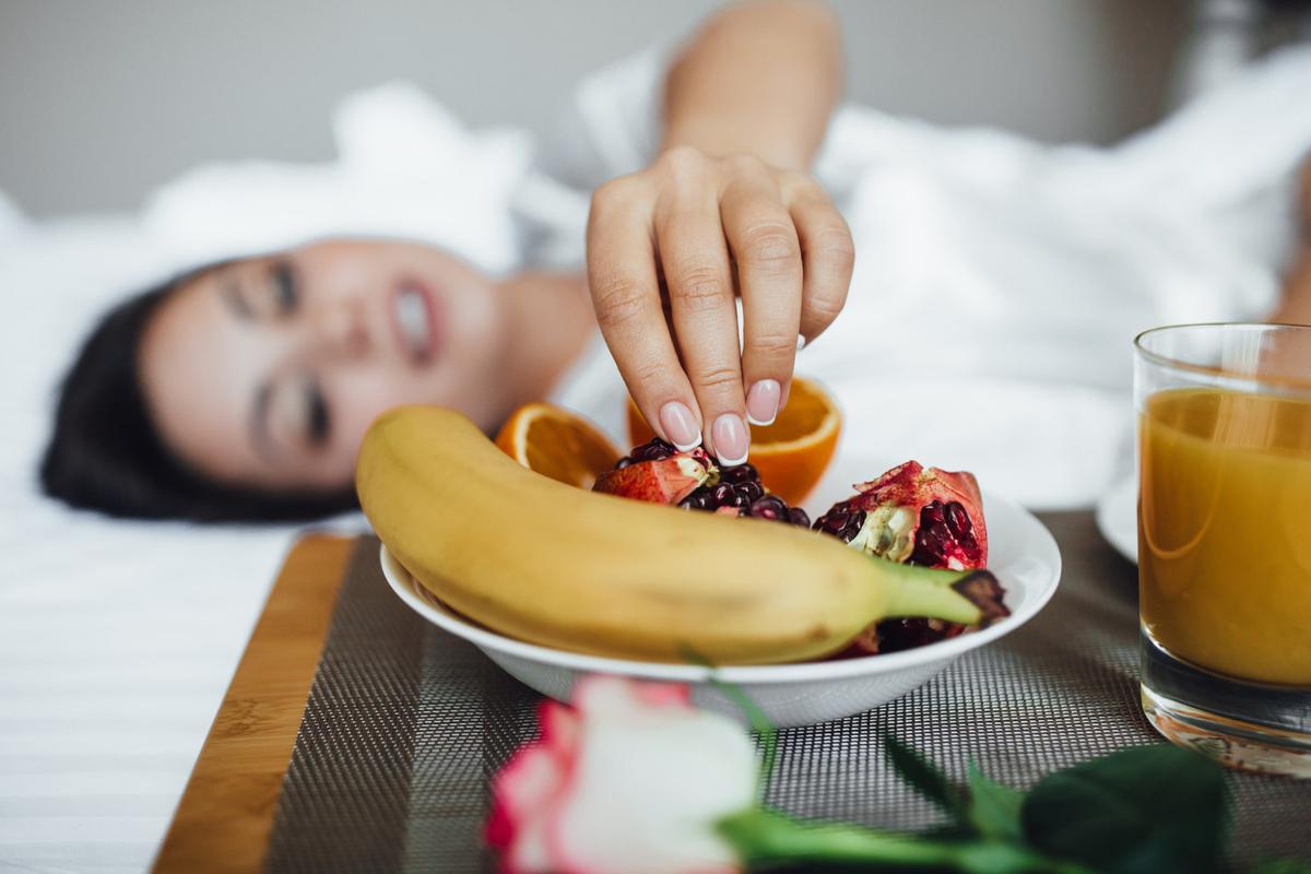Ilustrasi Makan Buah untuk bantu Tidur