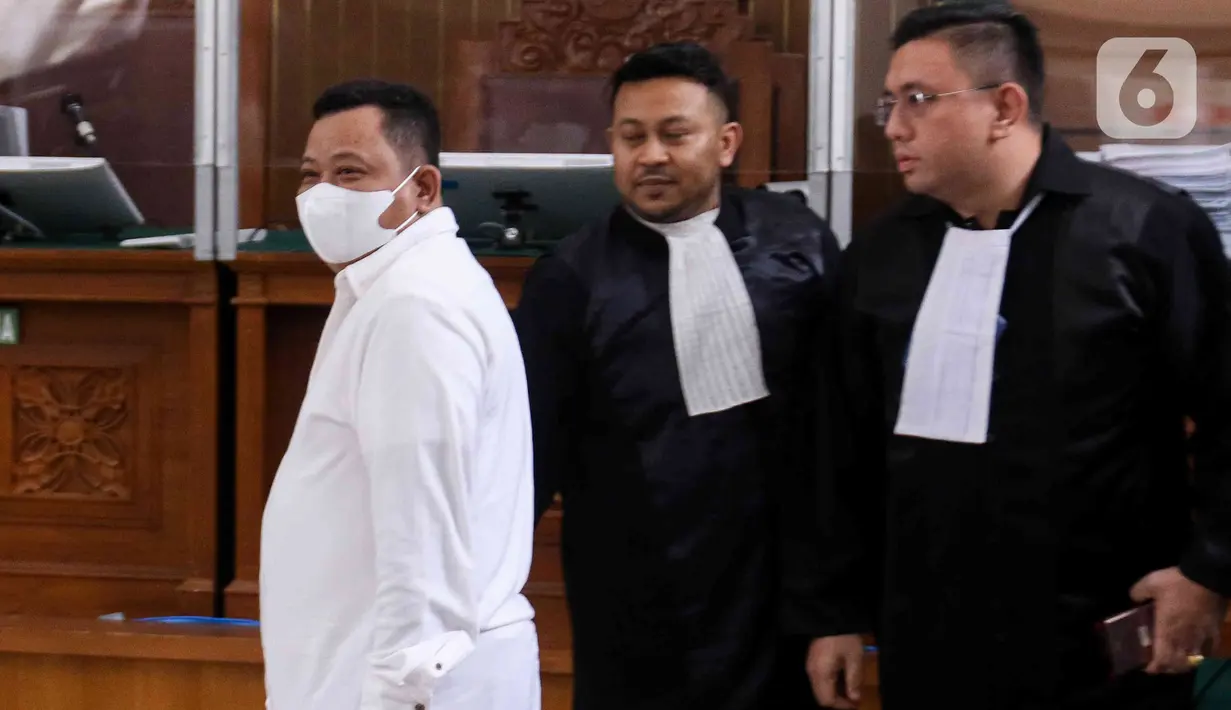 Terdakwa kasus pembunuhan Brigadir Yosua, Kuat Ma'ruf memberikan seusai menjalani sidang dengan agenda pembacaan vonis dari majelis hakim di PN Jakarta Selatan, Selasa (14/2/2023). Pembunuhan ini dilatarbelakangi oleh pernyataan Putri Candrawathi yang mengaku telah dilecehkan oleh Brigadir J di rumah Ferdy Sambo di Magelang, Jawa Tengah, pada 7 Juli 2022. (Liputan6.com/Herman Zakharia)