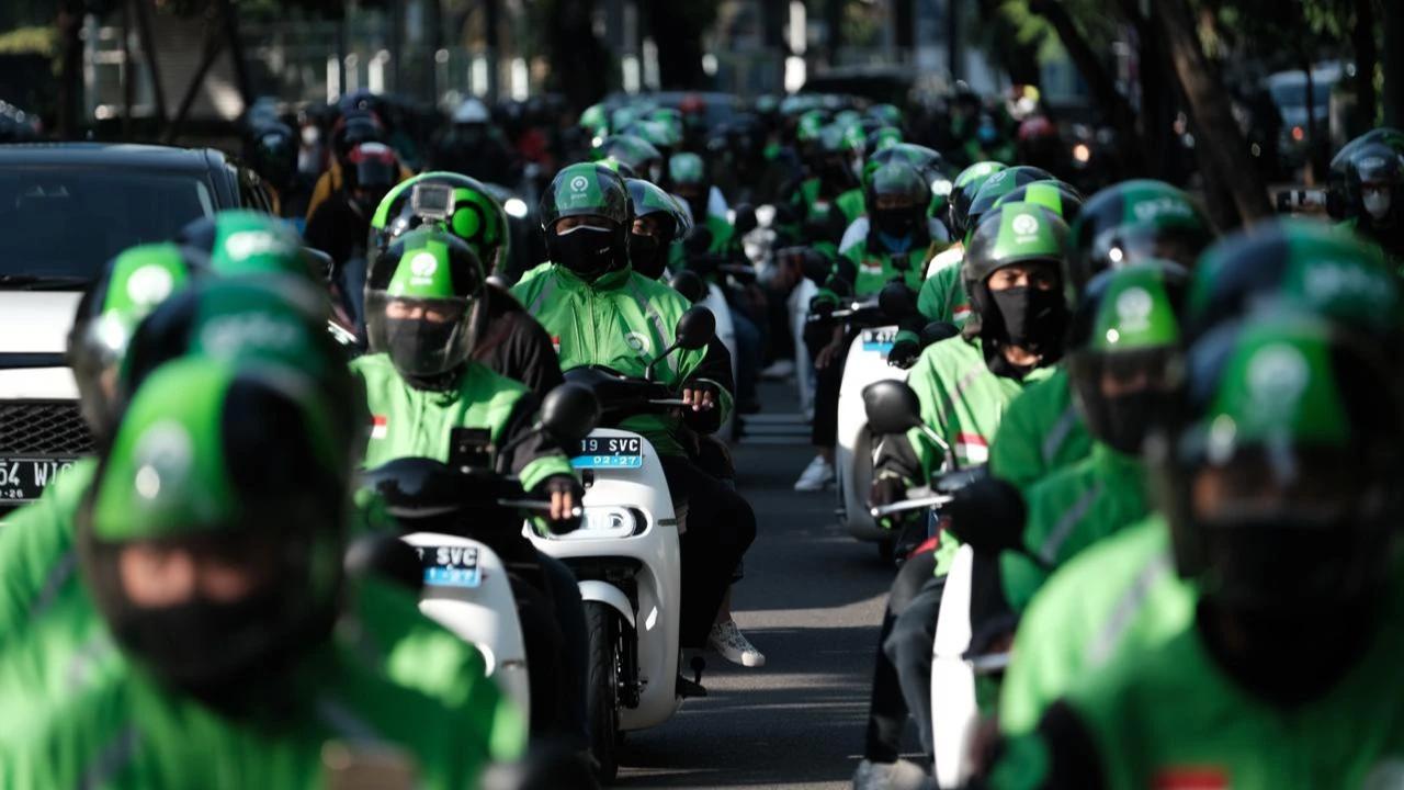 Mulai 1 Juli 2026, Gojek dan Grab Terapkan Komisi 8 Persen ke Ojol