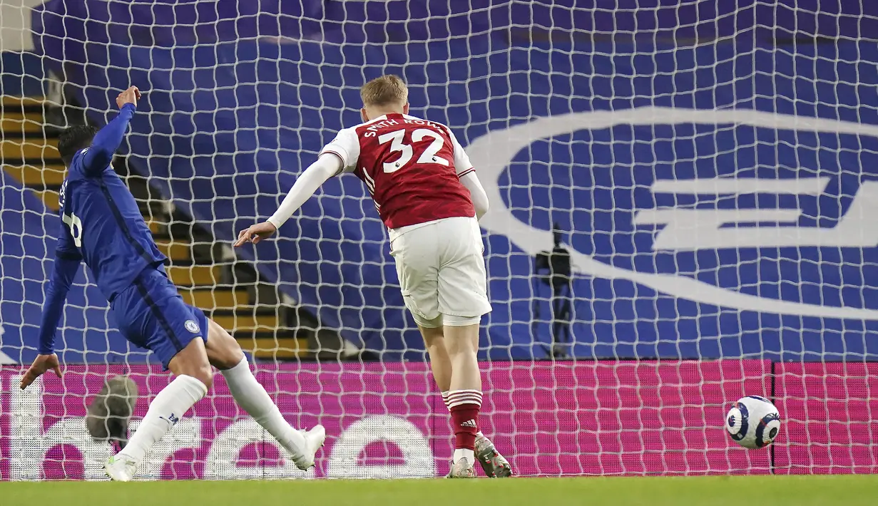Gelandang Arsenal, Emile Smith Rowe (kanan) mencetak gol ke gawang Chelsea dalam laga lanjutan Liga Inggris 2020/2021 pekan ke-35 di Stamford Bridge, London, Rabu (12/5/2021). Arsenal menang 1-0 atas Chelsea. (AP/Shaun Botterill/Pool)