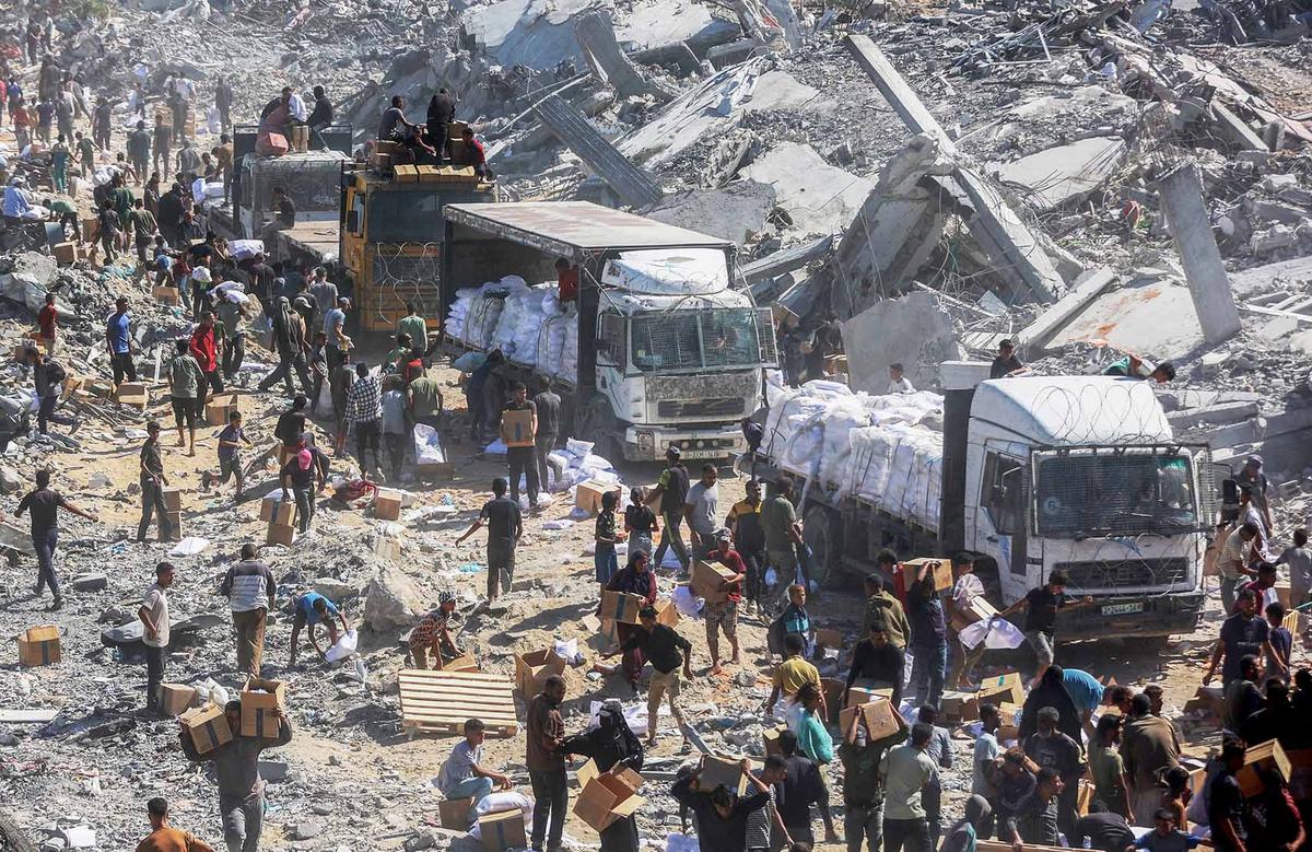 FOTO: Di Tengah Gencatan Senjata, Warga Gaza Berebut Bantuan Bahan Makanan untuk Bertahan Hidup