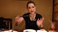 Miyabi saat mencicipi sajian rendang sampai mi goreng di restoran Indonesia di Jepang. (Tangkapan Layar YouTube Maria Ozawa)