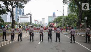 Polisi berjaga saat massa dari berbagai elemen buruh berunjuk rasa di kawasan Patung Kuda, Jakarta, Kamis (22/10/2020). Dalam aksinya, massa meminta dikeluarkannya Perppu pencabutan UU Cipta Kerja. (Liputan6.com/Faizal Fanani)