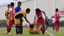Syamsul Bachri Chaeruddin membantu berdiri pemain Mitra Kukar, Mahdi Fakhri Akbar, dalam partai perempatfinal Piala Presiden 2015 antara Mitra Kukar melawan PSM di Stadion Aji Imbut, Tenggarong, Sabtu (19/9/2015). (Bola.com/M. Ridwan)
