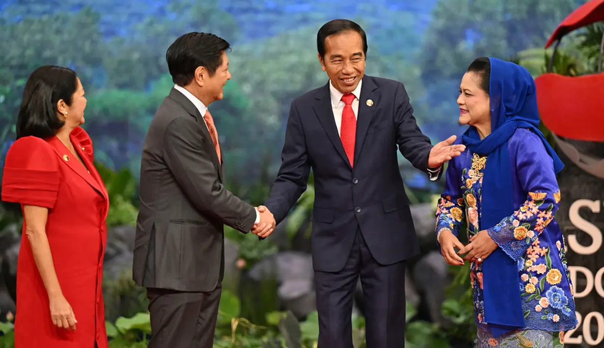 Presiden Indonesia Joko Widodo atau Jokowi (kedua kanan) dan Ibu Negara Iriana (kanan) menyambut Presiden Filipina Ferdinand Marcos Jr (kedua kiri) dan istrinya Liza Araneta (kiri) setibanya mereka pada acara KTT ke-43 ASEAN di Jakarta, Indonesia, Selasa (5/9/2023). (Adek Berry/Pool Photo via AP)