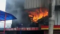 Pedagang Pasar Senen mengamuk saat tahu pemadaman api sempat terhenti. 