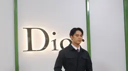 Mingyu SEVENTEEN Tampil Semi Formal Serba Dior, Pancarkan Pesona Boyfriend Material di Plaza Senayan