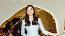 <p>Bintang serial The Glory ini juga berpose dengan anggun di sisi etalase perhiasan Chaumet. Kecantikan Song Hye Kyo memang kerap disebut tak lekang oleh waktu. (Foto: Instagram/ kyo1122)</p>