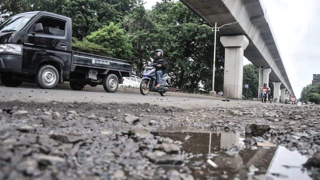 Jalan Raya Bekasi Rusak dan Berlubang Ancam Keselamatan Pengendara