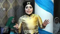 Istri Nassar, Muzdalifah merayakan ulang tahunnya yang ke-37 tahun di kawasan Pramuka, Jakarta Timur, Senin (15/6/2015). Sayangnya, Nassar tidak menghadiri pesta ultah wanita yang sudah tiga tahun dinikahinya tersebut. (Liputan6.com/Panji Diksana)