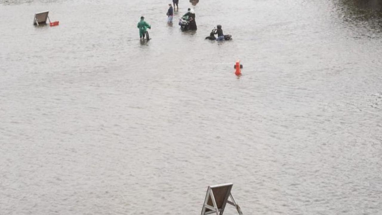 Mengutip Antara,&nbsp;BPBD Kota Semarang mencatat sedikitnya 158 ribu jiwa terdampak bencana banjir tersebut.&nbsp;Devi Rahman/AFP