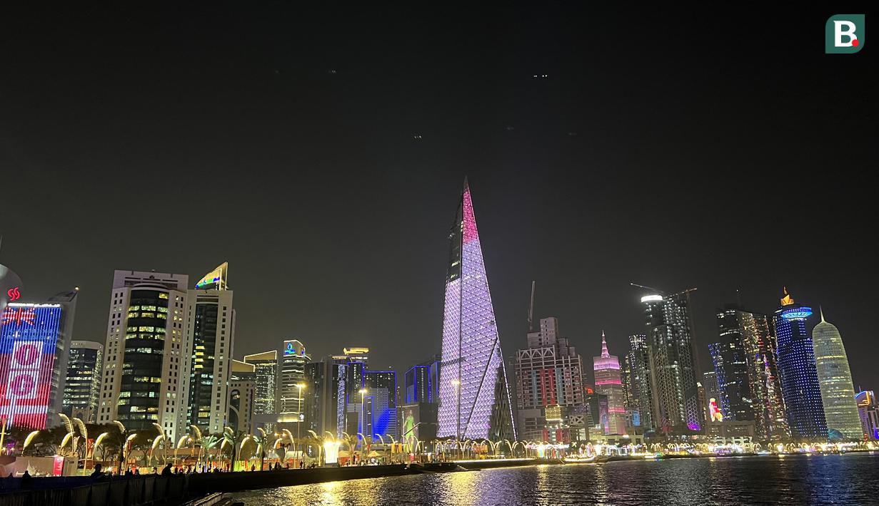 <p>Sebagai tuan rumah Piala Dunia 2022, Qatar memiliki ragam pilihan destinasi wisata untuk memanjakan para pengunjung selama penyelenggaraan pesta sepak bola dunia empat tahunan tersebut. Salah satu destinasi tersebut adalah Corniche, sebuah kawasan area umum untuk pejalan kaki yang berada di tepi laut. Bola.com pun berkesempatan menikmati susana malam di kawasan Corniche di sela-sela meliput perhelatan akbar Piala Dunia 2022. Penasaran? Berikut suasananya dan selamat menikmati. (Bola.com/Ade Yusuf Satria)</p>