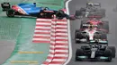 Suhu dan cuaca membuat kondisi trek Istanbul Park basah saat balapan di mulai. Kondisi trek yang basah membuat Fernando Alonso (Alpine) bersenggolan dengan Pierre Gasly (Alpha Tauri) di Tikungan 1. (AFP/Andrej Isakovic)