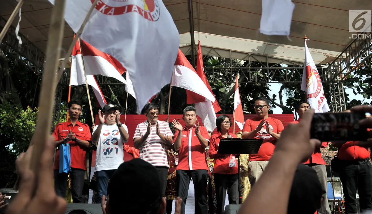 Pembina Bara Baja Djarot Syaiful Hidayat bersama relawan Bara Baja saat deklarasi dukungan untuk Jokowi-Ma'ruf Amin di Rumah Aspirasi, Jakarta, Minggu (16/9). (Merdeka.com/Iqbal S. Nugroho)