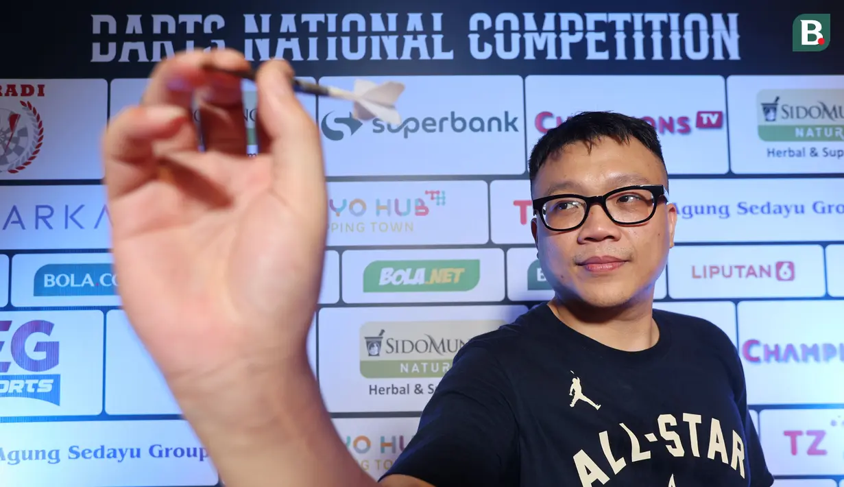 Benny Tandean memang dikenal sebagai salah satu pro player darts ternama di Indonesia. Namun sempat lama menghilang dari dunia kompetisi. Benny baru ikutan Darts National Competition 2024 pada series 03 ini. (Bola.com/M Iqbal Ichsan)