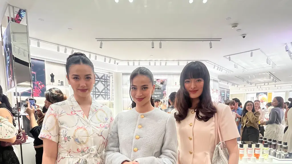 Anne Curtis, Velove Vexia, dan Mawar de Jongh hadir Dior Beauty Boutique opening party dengan gaya memikat serba pastel. Dalam balutan busana dari Dior ketiganya tampil menawan dan anggun khas rumah mode asal Prancis ini. / Foto dok: Fimela.
