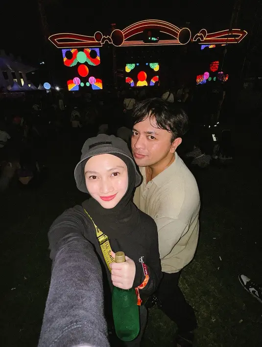 Melody Laksani tampil kasual dengan kaos oversized yang dipadukan inner, hijab, dan bucket hat serba hitam. [@herrygarena90].