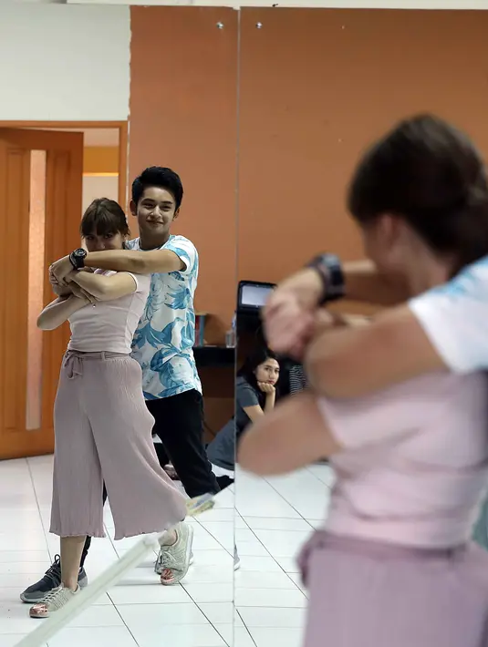 Pada malam puncak hari jadi televisi swasta nasional SCTV, keduanya didapuk berbeda dari kebiasaannya. Kali ini, keduanya tampil ngendance. Bahkan Randy dan Cassie mengakui bahwa ini pengalaman perdananya. (Nurwahyunan/Bintang.com)