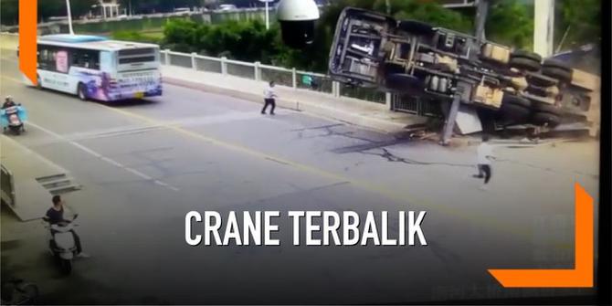 VIDEO: Crane Terbalik Tiba-Tiba, Dua Pria Lolos dari Maut