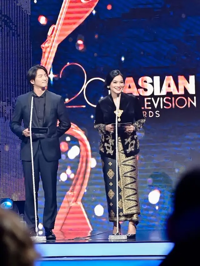 6 Pesona Anggun Titi Kamal Berkebaya Hitam Hadir di Asian Television Awards 2024