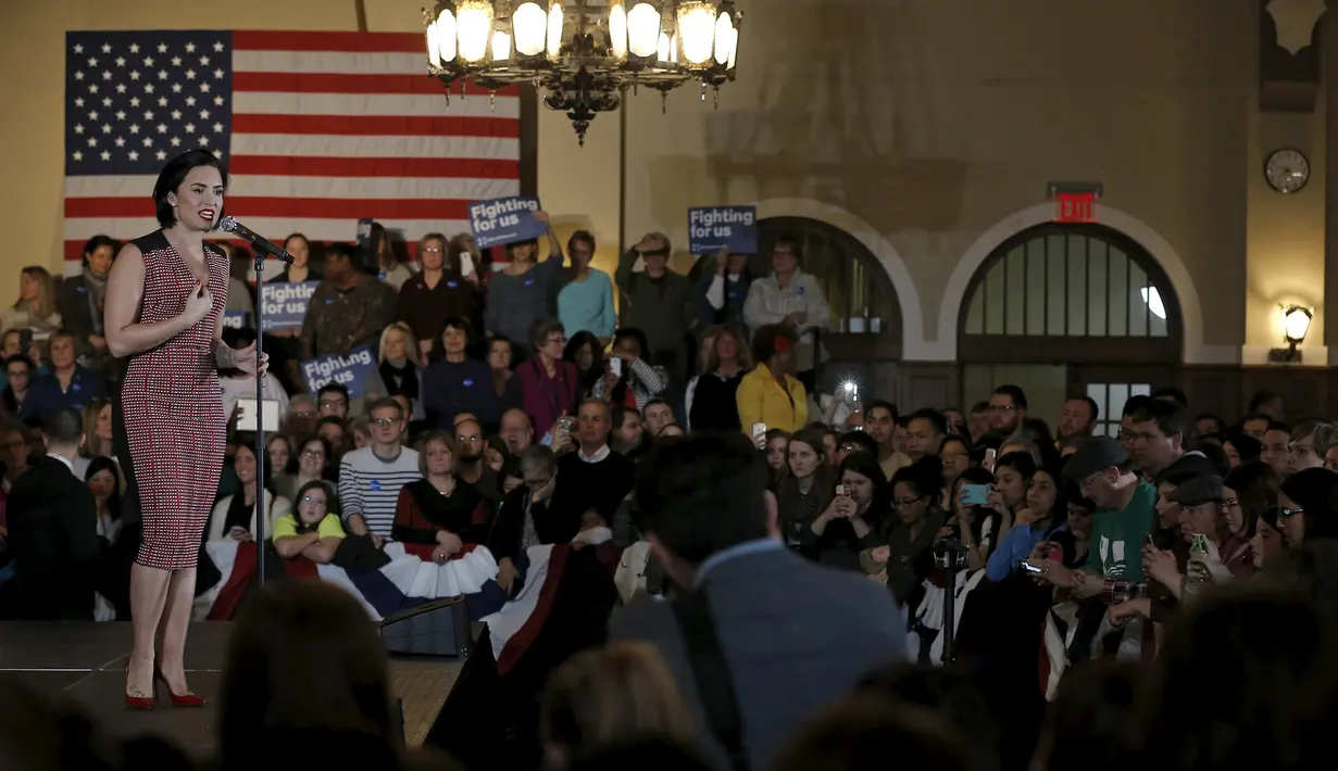 Penyanyi Demi Lovato menyanyikan lagu saat tampil di kampanye calon presiden AS dari Partai Demokrat Hillary Clinton di Iowa City, USA, (21/1). Hillary menjadi satu-satunya perempuan yang mencalonkan diri menjadi Presiden AS. (REUTERS/Jim Muda)