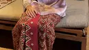 Beskap pun semakin menarik dengan aksen beads di bagian kerah, pundah, hingga depan. Membuat beskap tampak mewah.  [@kunsoomakeupartist]