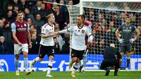 Pemain Manchester United Donny van de Beek (kedua kiri) dan Christian Eriksen merayakan gol ke gawang Aston Villa pada pertandingan sepak bola Liga Inggris di Villa Park, Birmingham, Inggris, 6 November 2022. Aston Villa mempermalukan Manchester United dengan skor 3-1. (AP Photo/Rui Vieira)