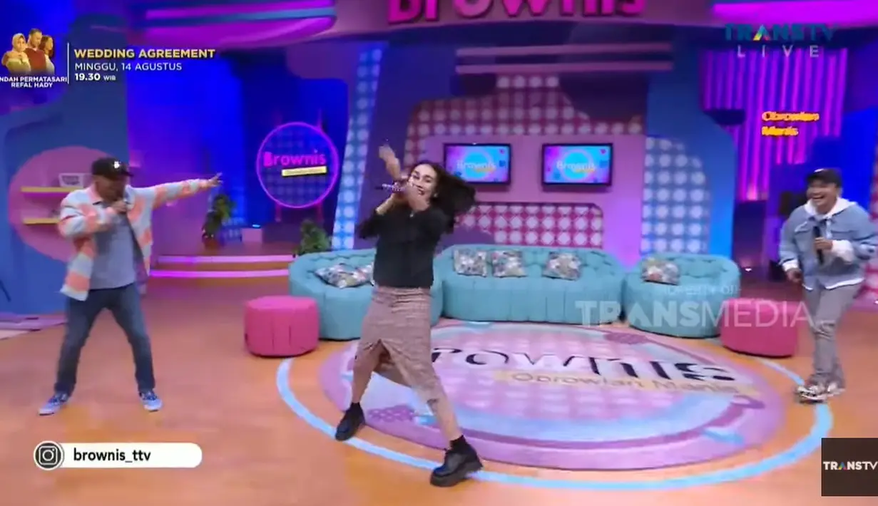 Ayu Ting Ting semangat bernyanyi bersama dua sahabatnya, Ruben Onsu dan Wendy Cagur. (Foto: YouTube/ Trans TV Official)