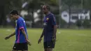 Pelatih Selangor FA, Pachaiappan Maniam, bersama Evan Dimas saat latihan di Lapangan SUK, Selangor, Sabtu (3/2/2018). Selangor FA bersiap jelang laga perdana Liga Super Malaysia melawan Kuala Lumpur FA. (Bola.com/Vitalis Yogi Trisna)