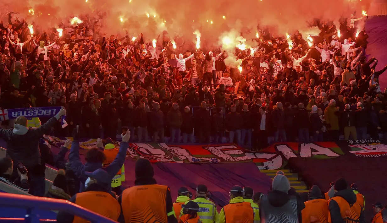 UEFA akan menjanjikan penyelidikan terhadap insiden penerobosan batas suporter yang diwarnai kericuhan serta penyalaan suar saat pertandingan. Total, sudah ada 7 orang yang ditangkap untuk dimintai keterangan. Laga tersebut berakhir dengan kemenangan 3-1 untuk Leicester City. (AP/Rui Vieira)