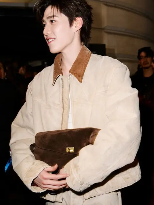 Tak ketinggalan, PP Krit hadir dengan jaket bernuansa beige dengan detail collar kontras, dipadukan dengan tas suede yang memperkuat kesan understated luxury.