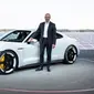 Wakil Presiden Pengembangan Sasis, Manfred Harrer bersama Porsche Taycan yang dirancangnya untuk debut pada 2019. (Porsche)