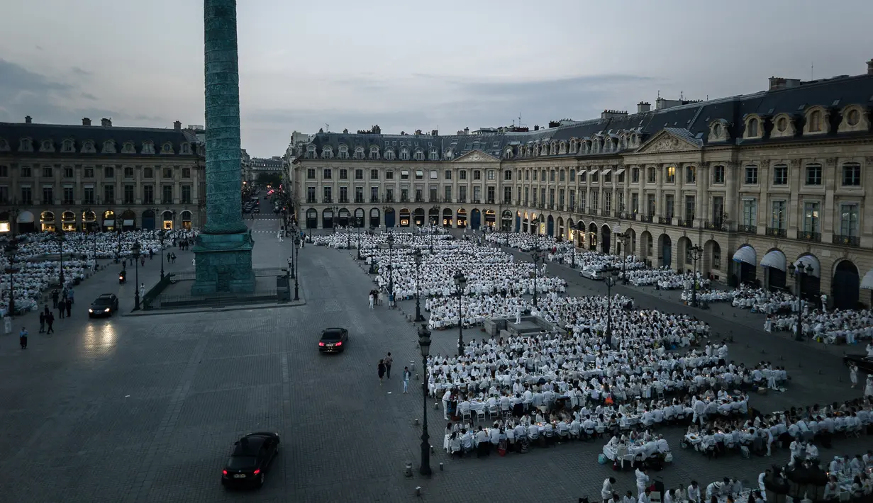 Suasana acara 'Diner en blanc' atau 'Makan Malam Putih' di Place Vendome, Paris, Rabu (8/6). Acara ini digelar dadakan dengan lokasi berbeda tiap tahun serta memanfaatkan teknologi internet dan jejaring sosial sebagai sarana publikasi  (PHILIPPE LOPE/AFP)
