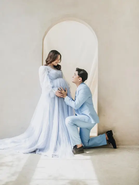 Dalam maternity shoot jelang melahirkan, Qautsar tampak mengenakan gagah mengenakan setelan jas dengan warna senada gaun sang istri. [Instagram/masayuclara]