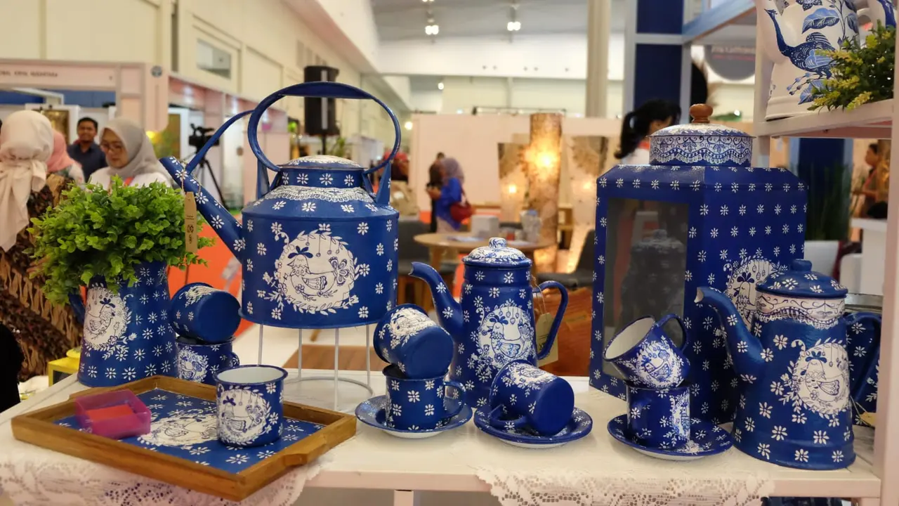 Produk UMKM berupa kaleng kerupuk motif batik asal Indonesia yang tembus pasar Belanda