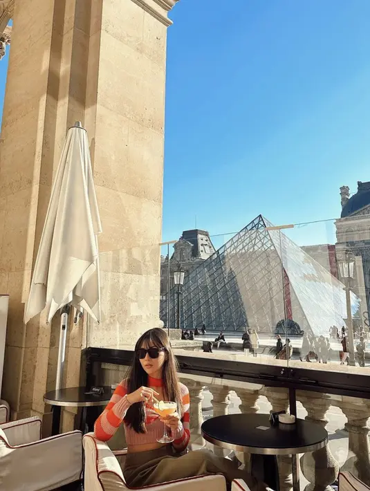 Gaya lain yang ia hadirkan adalah dengan knitwear bernuansa warna cerah. OOTD ini tampilkan kesan Parisian chic yang menjanjikan. [Foto: Instagram/ Jessica Mila]