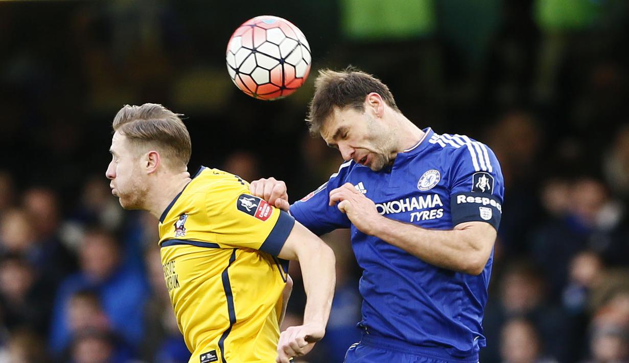Pemain Chelsea, Branislav Ivanovic, berduel dengan pemain Scunthorpe United, Kevin van Veen, pada putaran ketiga Piala FA di Stadion Stamford Bridge, London, Minggu (10/1/2016). Chlesea menang 2-0. (Reuters/Stefan Wermuth)