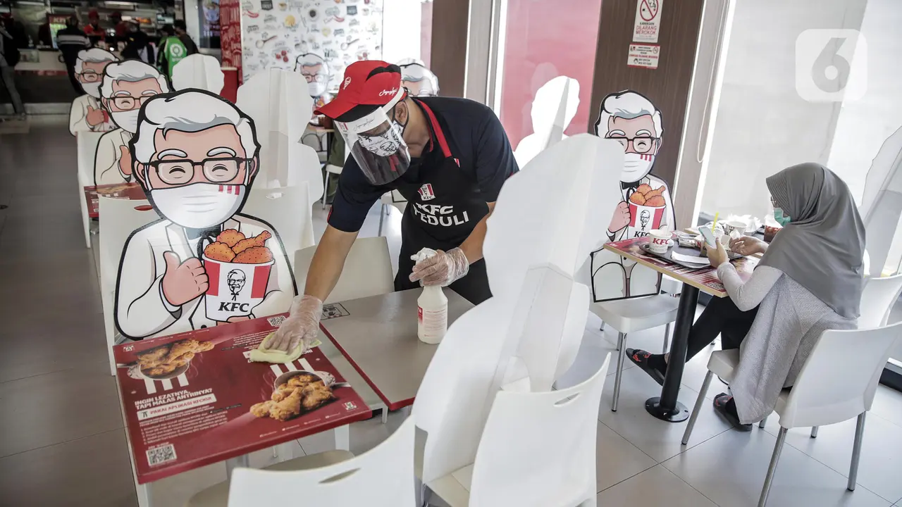 FOTO: Restoran Cepat Saji Terapkan Physical Distancing