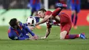 Lionel Messi (kiri) terjatuh saat berduel dengan Filipe Luis pada leg kedua semifinal Copa del Rey semifinal di Camp Nou stadium, Barcelona (7/2/2017). Barcelona bermain imbang 1-1. (AP/Manu Fernandez)