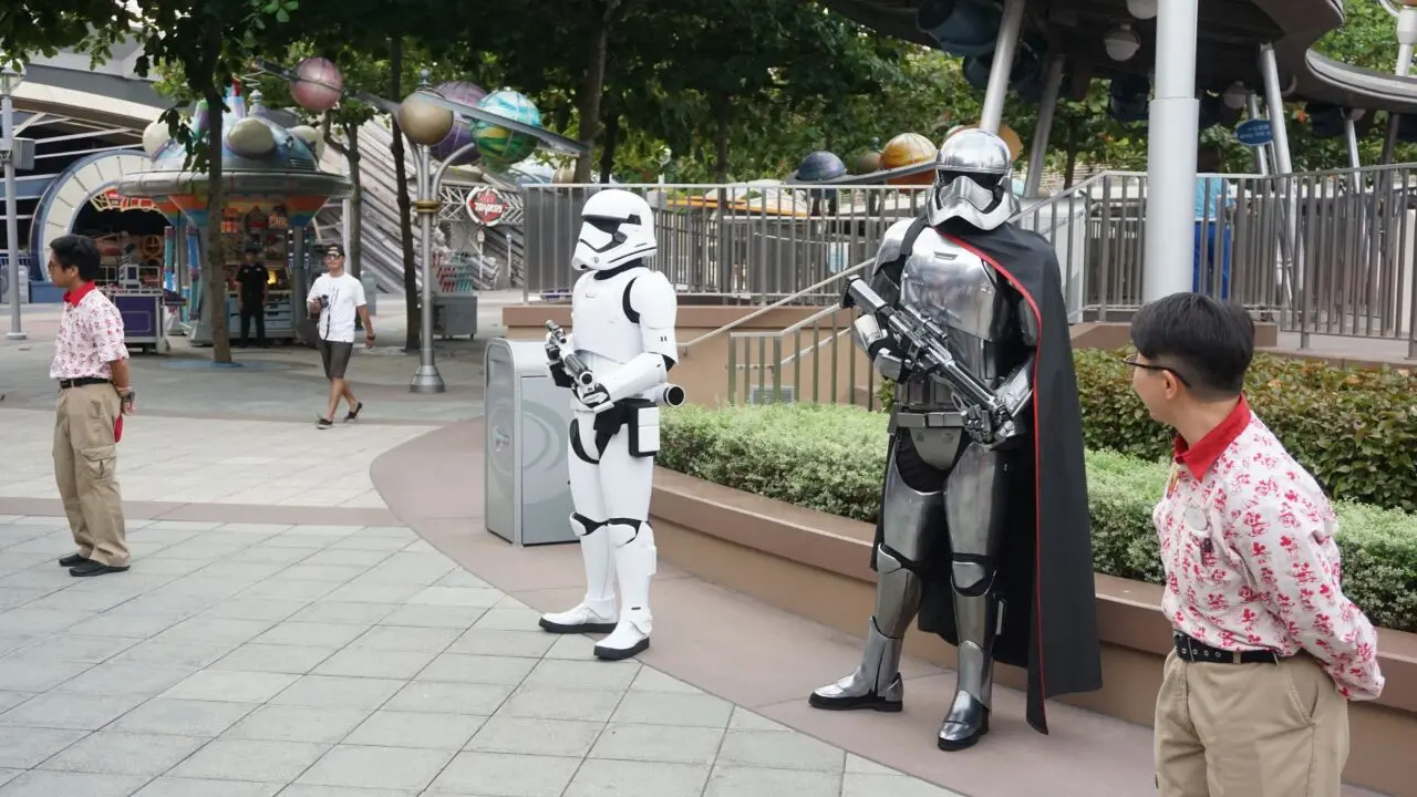 Rasakan pengalaman-pengalaman bersama karakter-karakter Star Wars hanya di Hong Kong Disneyland.