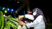 Bupati Banyuwangi Ipuk Fiestiandani saat memetik buah naga di Festival Buah Naga 2022. (Istimewa)