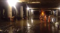 Suasana banjir di underpass Kemayoran yang sudah mulai surut. (@DinasSDAJakarta)