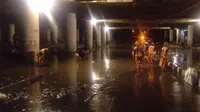 Suasana banjir di underpass Kemayoran yang sudah mulai surut. (@DinasSDAJakarta)