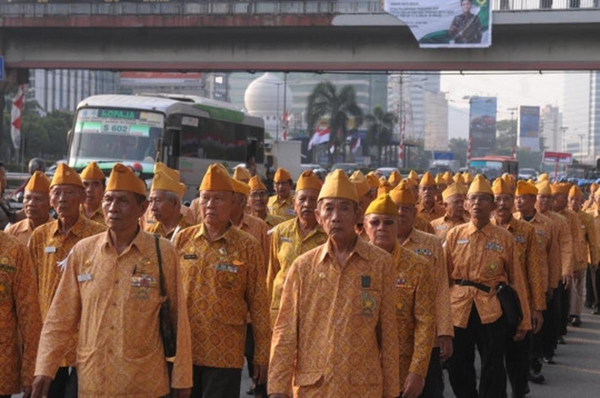 Semarak pawai Hari Veteran, bekas pejuang bawa bambu runcing