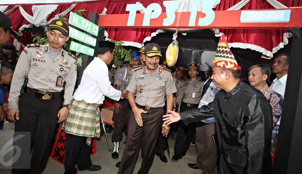 Kapolri Jendral Badrodin Haiti (tengah) usai meninjau pelaksanaan Pilkada serentak di TPS Kampung Pilkada RW 03, Depok, Jawa Barat, Rabu (9/12). (Liputan6.com/Immanuel Antonius)