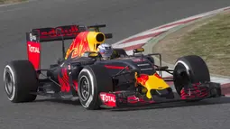 Pebalap Red Bull team, Daniel Ricciardo, saat melaju dengan mobilnya, catatan waktunya adalah 1m26.044s pada test pre-season di  Sirkuit Catalunya, Montmelo, Barcelona, Senin (22/2/2016) malam WIB.  (EPA/Alejandro Garcia)