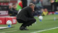 Pelatih AC Milan Massimiliano Allegri menyaksikan pertandingan pada laga Serie A/Liga Italia antara AC Milan vs Udinese di Milan, Italia, Sabtu, 11 April 2026. (AP Photo/Antonio Calanni)