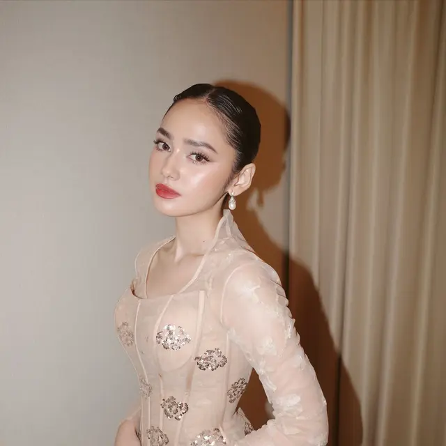 Model Kebaya Syifa Hadju dengan Detail Korset yang Bikin Ramping