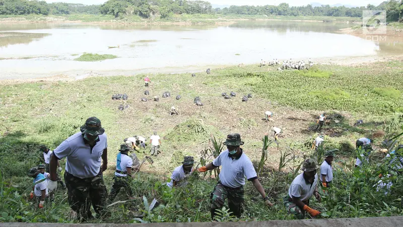 Peringati HUT ke-72, Personil TNI AL Bersihkan Sungai Citarum