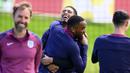 Pemain Timnas Inggris, Jude Bellingham bercanda dengan Ivan Toney saat sesi latihan menjelang laga final Euro 2024 melawan Spanyol di Blankenhain, Jerman, Sabtu (13/07/2024) WIB. (AP Photo/Robert Michael)